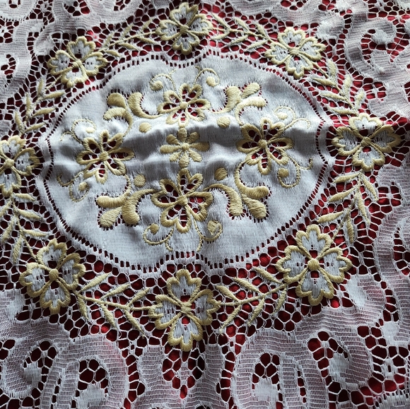 Vintage Queen size elegant lace bedspread - Picture 3 of 5